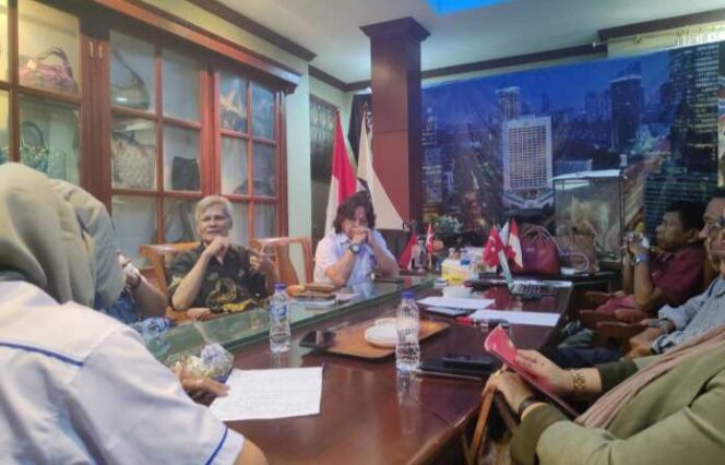 
 AYS Prayogie Ketua Umum MIO Indonesia bersama pengurus DPP periode 2022-2027,dalam rapat perdana awal tahun di Scane Tower,Jum'at 13 Januari 2023 (Foto : Humas Jabar/Humas MIO  Indonesia)