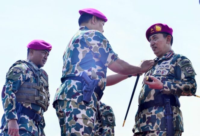 
 Panglima TNI Laksamana Yudo Margono menyematkan Ketua MPR Bambang Soesatyo,Ketua DPR RI Puan Maharani,Kapolri Jenderal Listyo Sigit Prabowo dan seluruh Kepala Staf TNI sebagai warga kehormatan Korps Marinir,di Pulau Damar Kepulauan Seribu DKI Jakarta,Selasa 24/01/2023 (Foto : Dispen Mabes TNI)