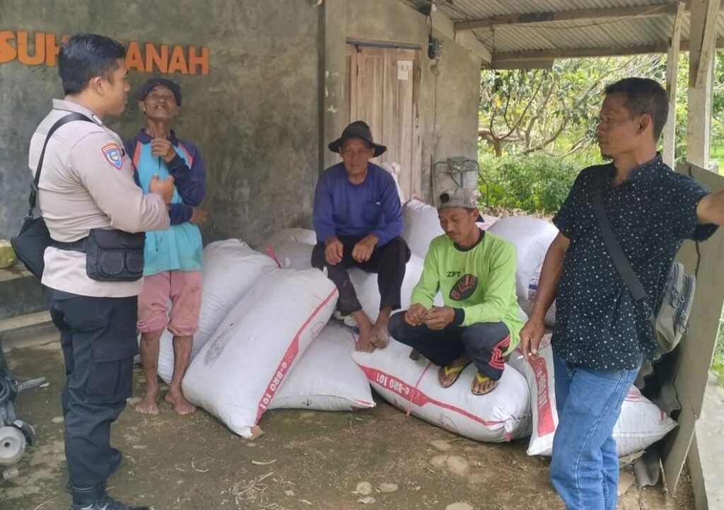 Selalu Hadir Ditengah Masyarakat,Bhabinkamtibmas Polsek Maja Ajak Masyarakat Jaga Kamtibmas