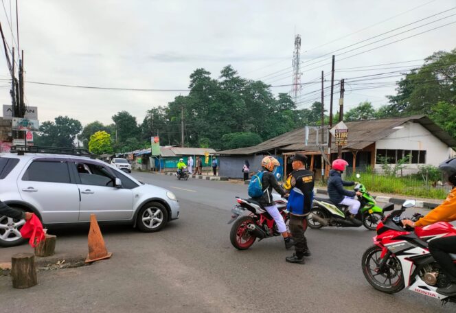 
 Jajaran Polsek Bungursari,Rutin Lakukan Pengaturan Lalulintas Dijam-jam Keramaian