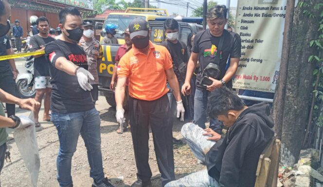 
 Mayat Tanpa Identitas Posisi Duduk,Jadi Tontonan Masyarakat