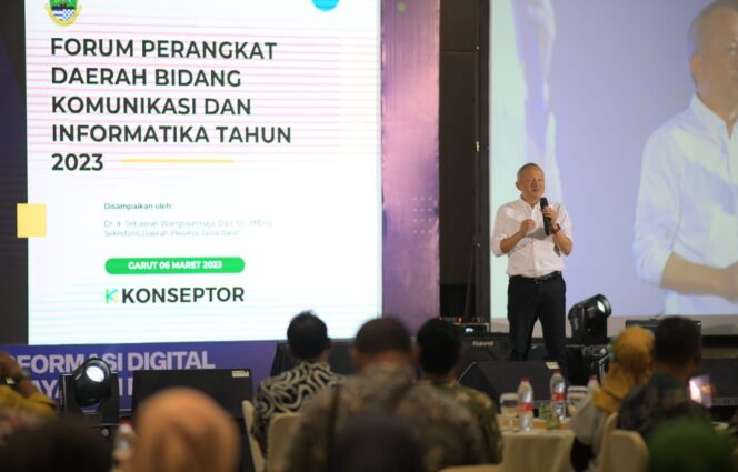 
 Sekda Jabar Setiawan Wangsaatmaja memberikan sambutan pada Forum Perangkat Daerah Bidang Komunikasi dan Informatika Se-Jabar di Hotel Santika, Kabupaten Garut, Senin (6/3/2023).(Foto: Biro Adpim Jabar)