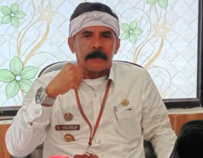 
 Makmur Hidayat,Kepala Desa Wanayas saat memberi keterangan  di Kantor Desa Wanayasa,Senin 06/03/2023 (Foto : Tanjung)