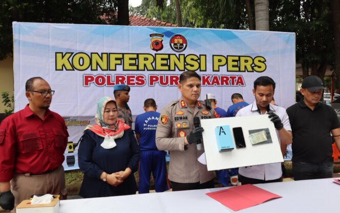 
 Satu Dari Tiga Perampok Spesialis Antarprovinsi Menyasar Para Lansia,Yang Sedang  Menambil Uang Pensiun Dibekuk Jajaran Polres Purwakarta