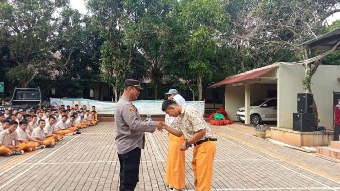 
 Cegah Geng Motor dan Kenakalan Remaja Khususnya Pelajar,Jajaran Polsek Bersama Muspika Cibatu Lakukan Pembinaan di Sekolah