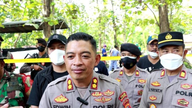 
 Ungkap Kasus Penganiayaan, Polisi di Majalengka Lakukan Autopsi Terhadap Jenazah Korban di TPU Buyut Wasa Desa Sumber Kulon