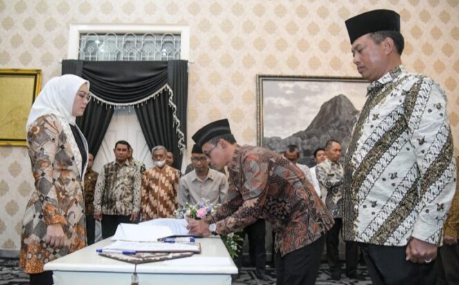 
 Bupati Purwakarta Anne Ratna Mustika Merotasi Enam Pejabat Eselon II