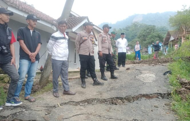 
 Cepat Tanggap,Polsek Argapura Bersama Muspika Tinjau Lokasi Tanah Longsor di Desa Cikaracak