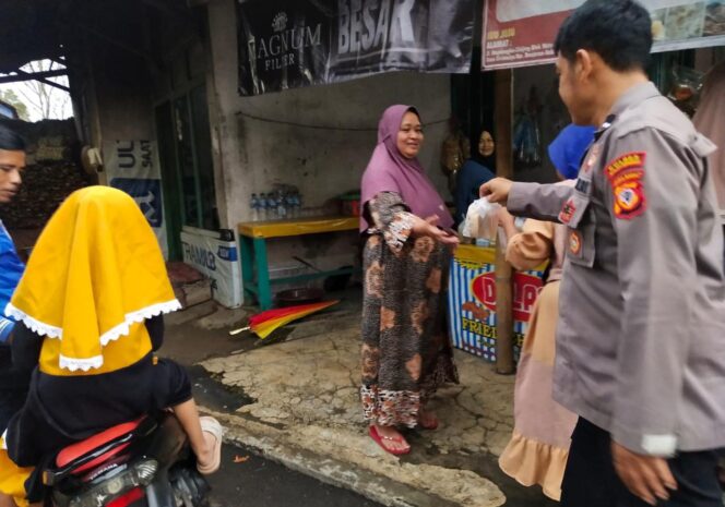 
 Ramadhan Berbagi, Bhabinkamtibmas Polsek Banjaran Bagikan Takjil