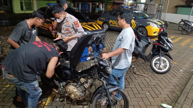 
 Antisipasi Terjadinya Gangguan Kamtibmas,Jajaran Polsek Jatiluhur Gelar Patroli Malam Hingga Menjelang Sahur