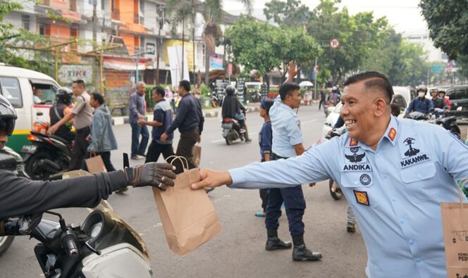
 Kanwil Kemenkumham Jabar, Berbagi 1.000 Kebaikan Melalui Tebar Takjil Bersama