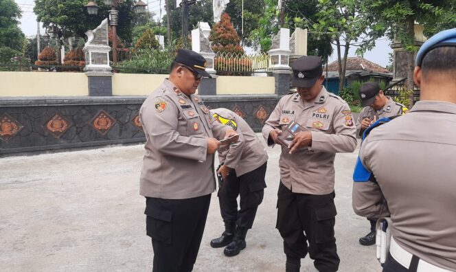 
 Kapolsek Bojong,Cek Langsung Senpi Dinas Anggota