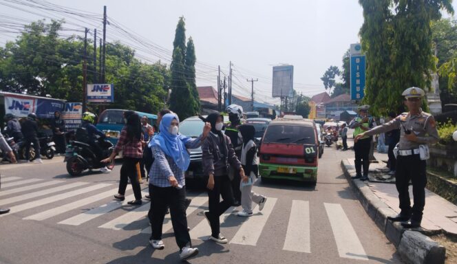 
 Pelayanan Prima Polres Purwakarta,Satlantas Lakukan Gatur Lantas Cegah Kemacetan