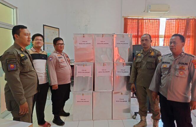 
 Polsek Sukahaji Bersama Sat Pol PP,Jaga Ketat Kotak Suara Pilkades