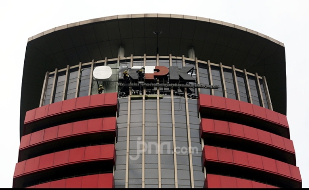 Kepala Dinas PUPR PKPP Riau, Muhammad Arief Dibawa KPK