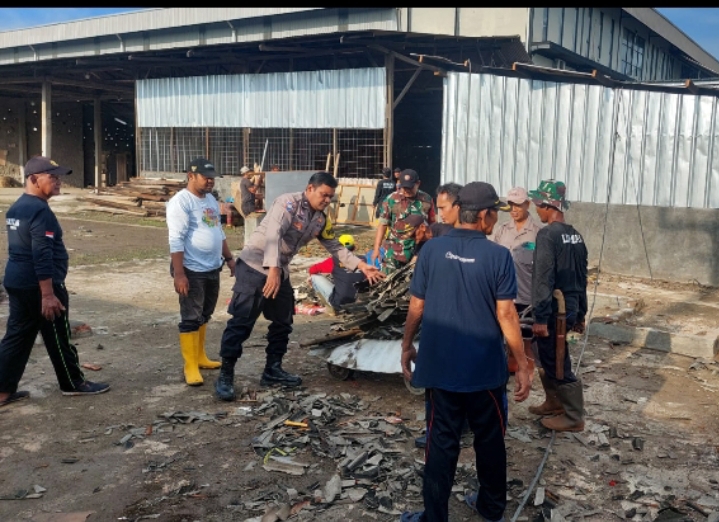 Polisi di Purwakarta dan Warga Bersatu Bersihkan Dampak Puting Beliung di Kecamatan Cibatu