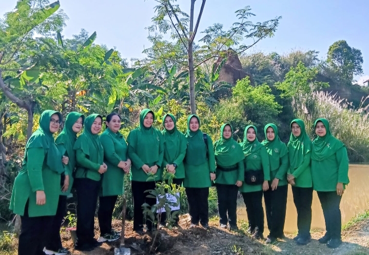 Wujudkan Lingkungan Lestari, Persit KCK Purwakarta Tanam 100 Pohon