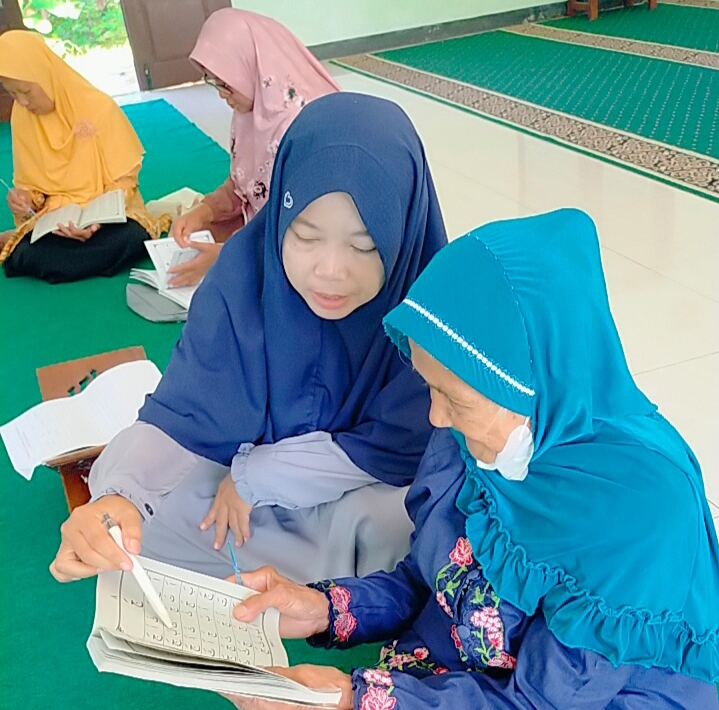 Inspiratif! Lansia Antusias Belajar Iqro di Masjid Jamilah Ponpes Ma’rifatullah Sleman