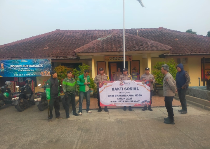 Wujud Kepedulian Polri di Tengah Masyarakat, Kapolsek Campaka Berbagi Sembako untuk Pengemudi Ojol