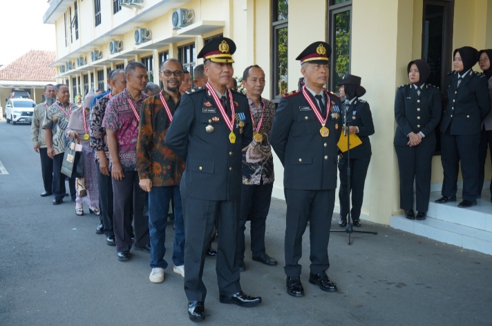 Haru dan Bangga, Kapolres Purwakarta Pimpin Tradisi Pedang Pora Pelepasan Personel Purna Bakti