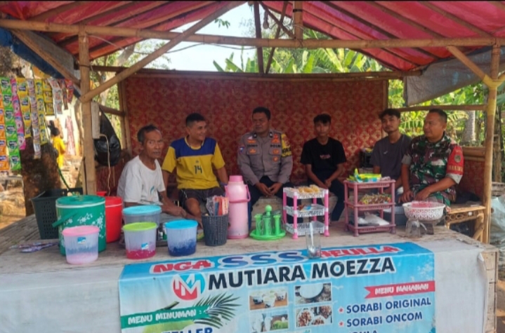 Perkuat Sinergi TNI-Polri, Bhabinkamtibmas dan Babinsa Cipinang Sambangi Warga di Warung UMKM