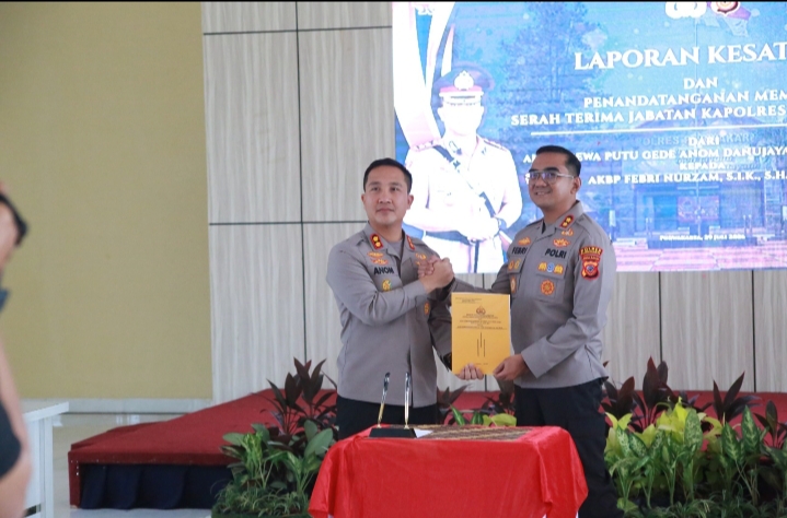 Penuh Haru, AKBP I Dewa Putu Gede Anom Danujaya Serahkan Tongkat Komando Kapolres Purwakarta kepada AKBP Febri Nurzam