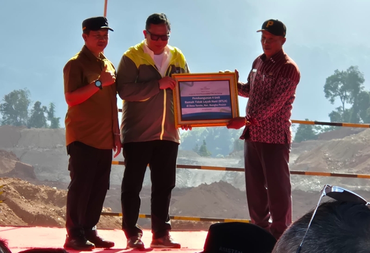 Mendagri Serahkan Dana Bantuan RTLH Secara Simbolis ke Kades Torete dan Bupati Morowali, Tegaskan Pentingnya Transparansi