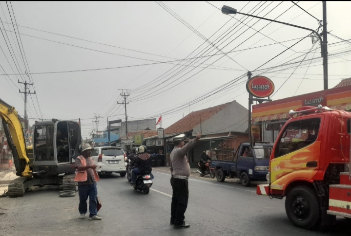 Arus Lalu Lintas Jalur Sadang-Subang Tersendat Akibat Perbaikan Saluran, Satlantas Polsek Campaka Turun Langsung Atur Kemacetan