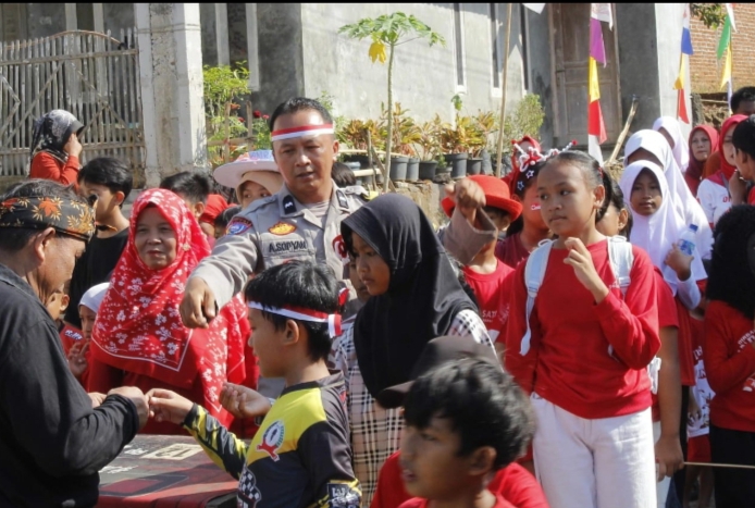 Humanis dan Dekat, Bhabinkamtibmas Cibatu Ikut Jalan Santai HUT ke-81 RI Bersama Warga Karyamekar