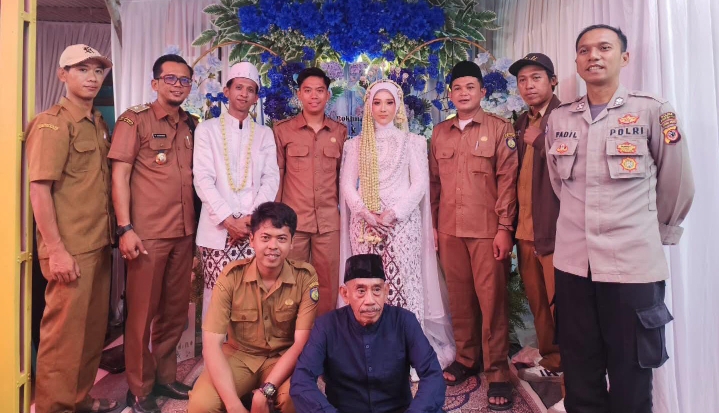 Kehangatan Silaturahmi: Kuwu H. Nurwenda dan Perangkat Desa Limbangan Hadiri Pernikahan Rokhman dan Aliyah