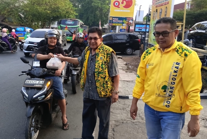 Wujud Kepedulian di Hari Jumat Berkah, DPD Golkar Purwakarta Bagikan Ratusan Nasi Kotak untuk Masyarakat Umum
