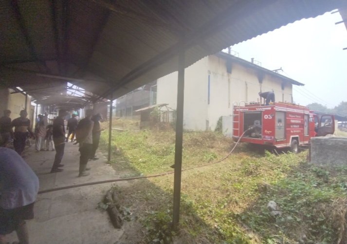 Kebakaran Lahan di Belakang Pabrik PTPN Cikumpay, Polsek Campaka dan Damkar Gerak Cepat Padamkan Api